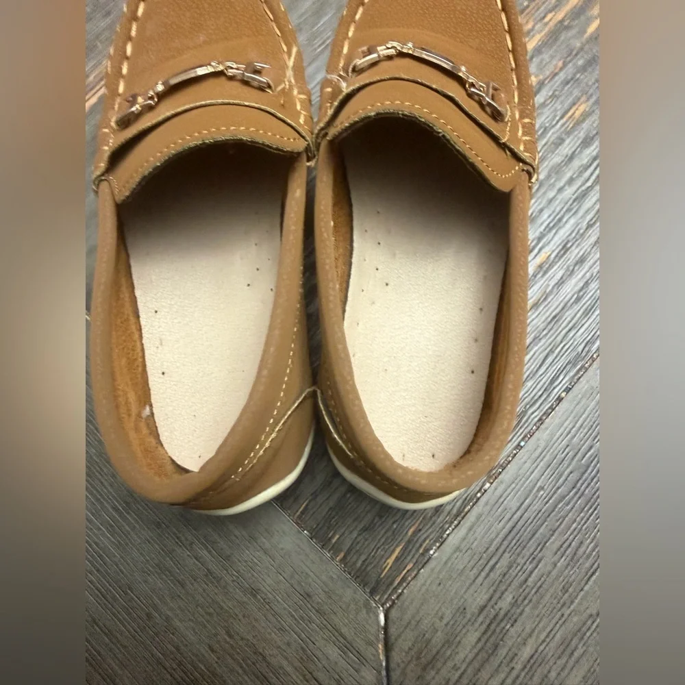 brown faux leather boys' moccasin loafers with a metal bit detail. 31(13)